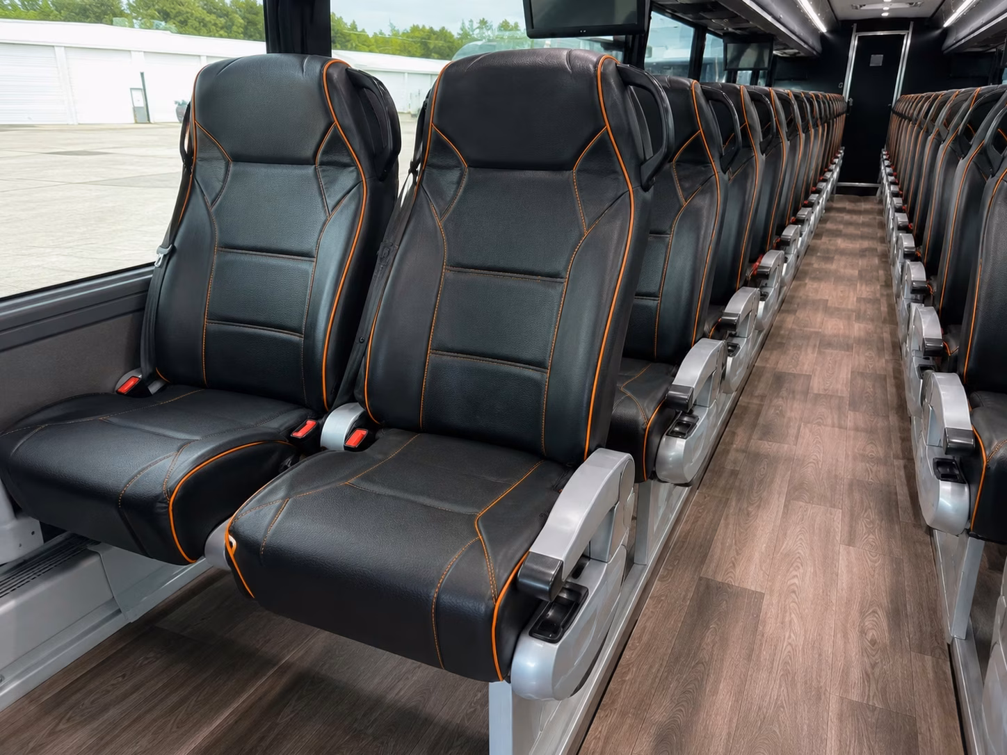 santa fe shuttle buses to ski santa fe and meow wolf